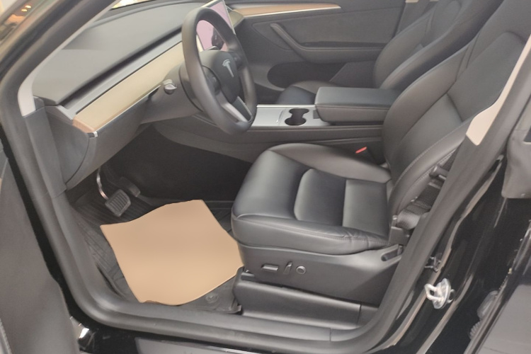 Tesla Model Y 2023 car image #15