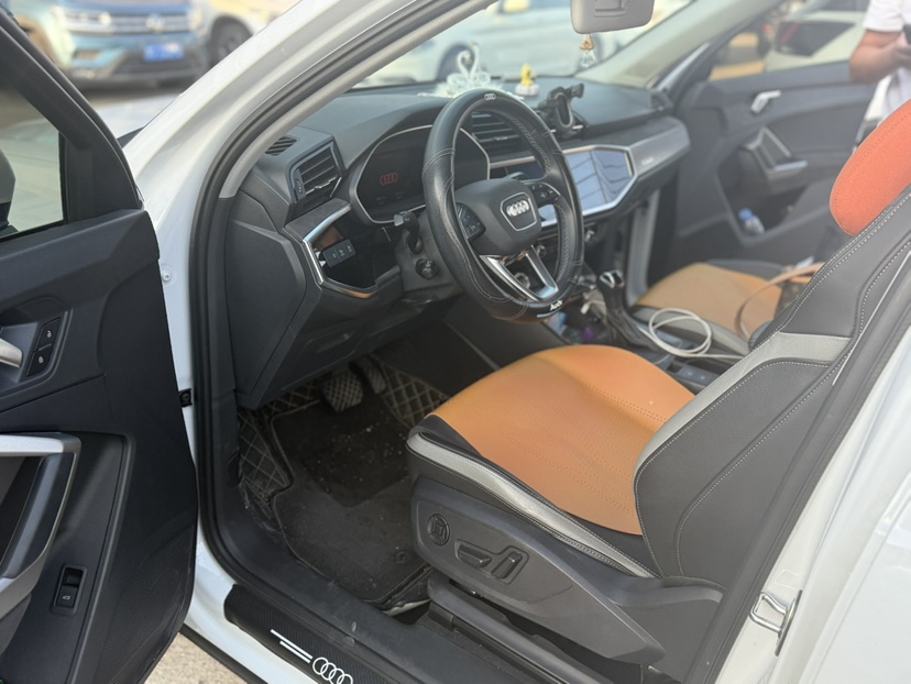 Audi Q3 2023 car image #2