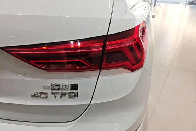 Audi Q3 2022 car image #8