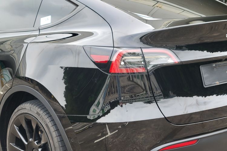 Tesla Model Y 2022 car image #12