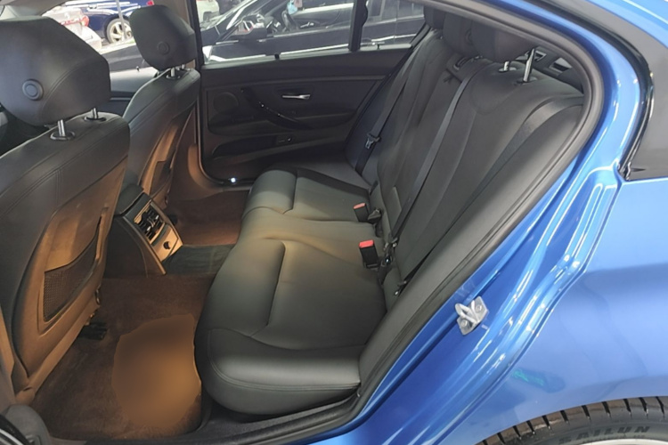 BMW 3 Series 2018 car image #17