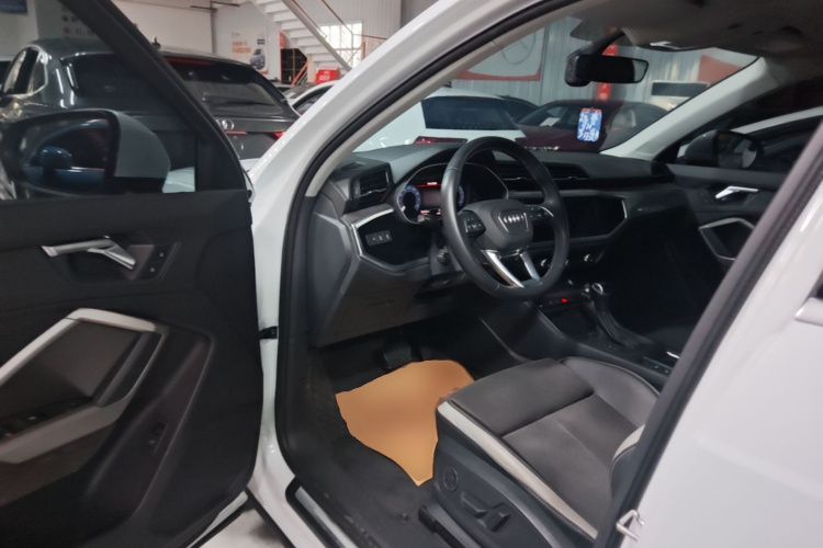 Audi Q3 2021 car image #16