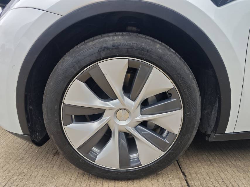Tesla Model Y 2021 car image #14