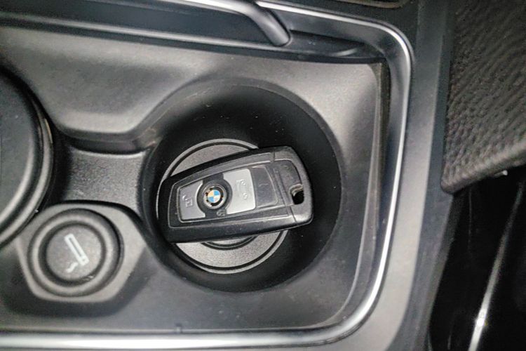 BMW 3 Series 2018 #9 BMW 3 Series 2018 صورة سيارة #9