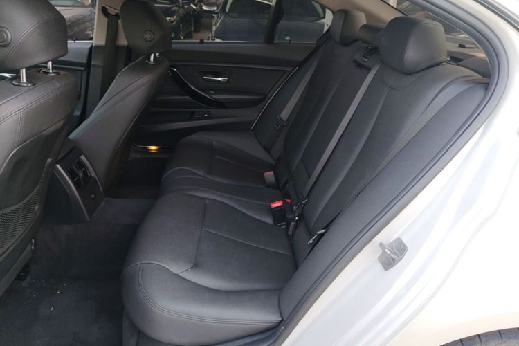 BMW 3 Series 2018 car image #17