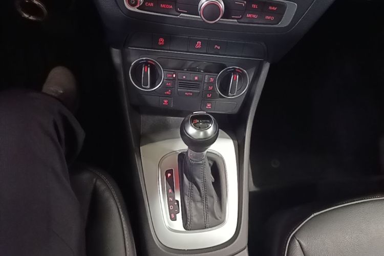 Audi Q3 2016 car image #14