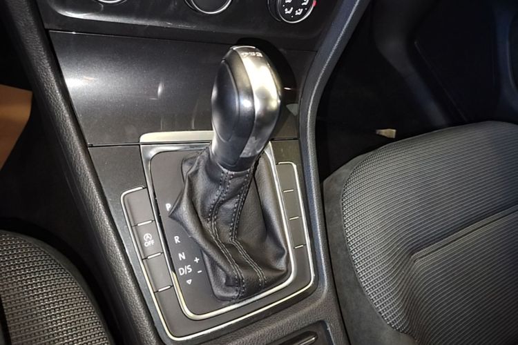 Volkswagen Golf 2019 car image #14