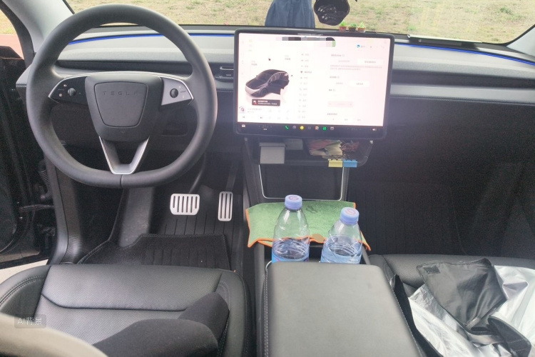 Tesla Model Y 2025 #11 Tesla Model Y 2025 car image #11