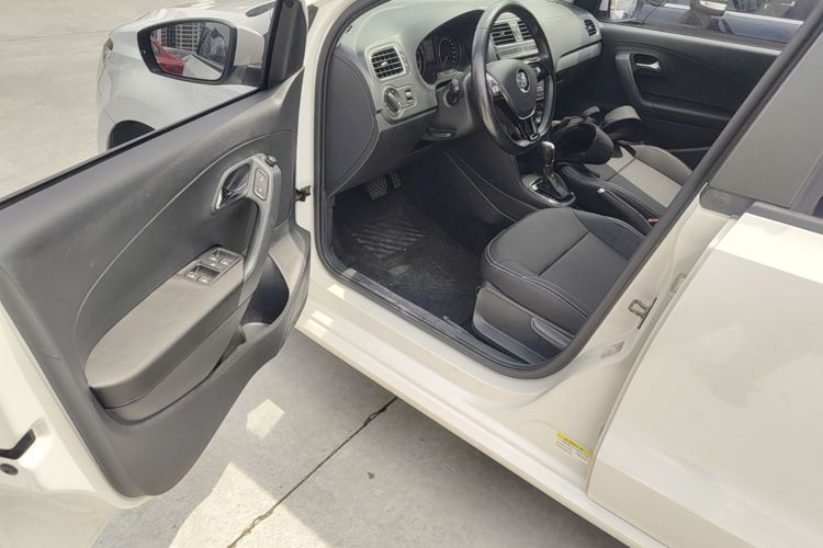 Volkswagen Polo 2016 car image #16