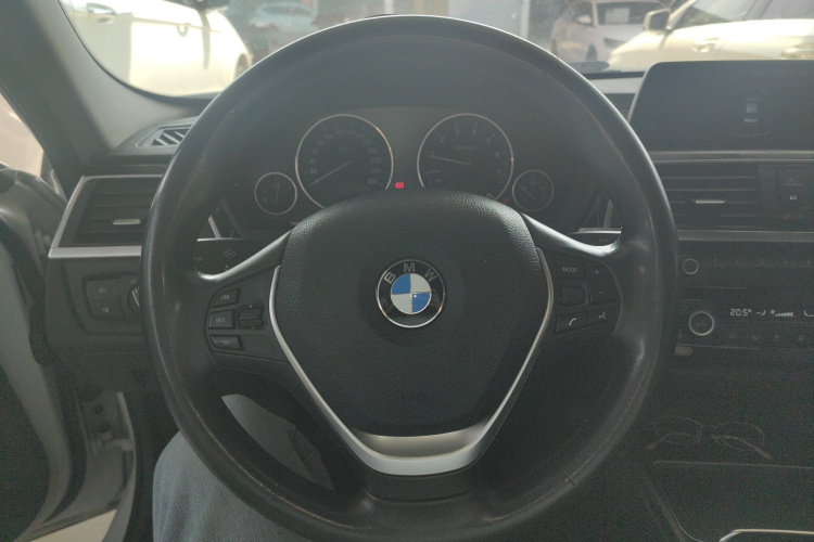 BMW 3 Series 2018 car image #11