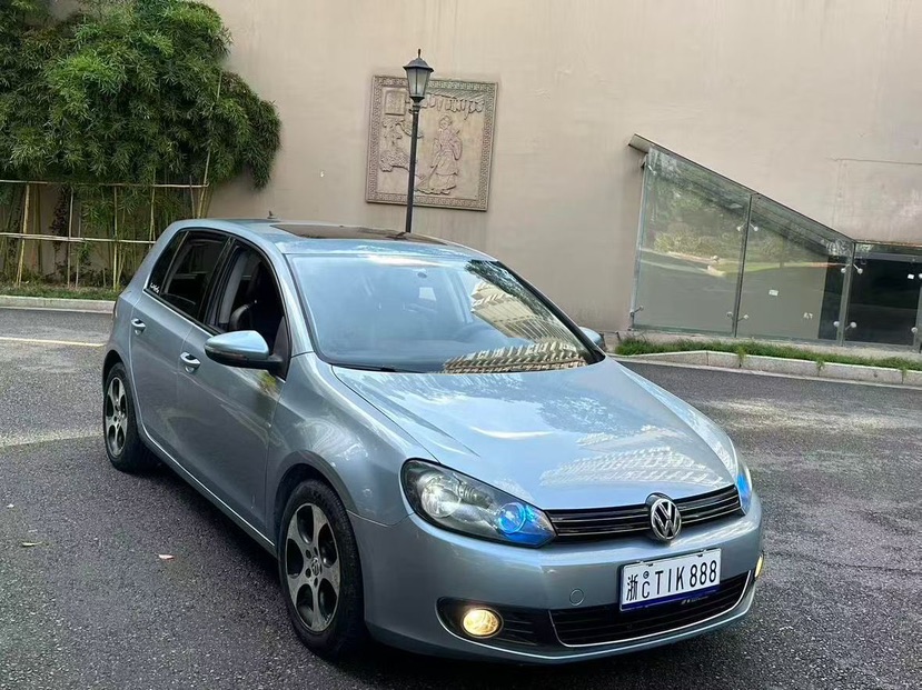 Volkswagen Golf 2010 car image #3