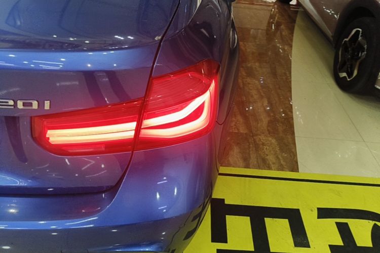 BMW 3 Series 2018 #8 BMW 3 Series 2018 car image #8