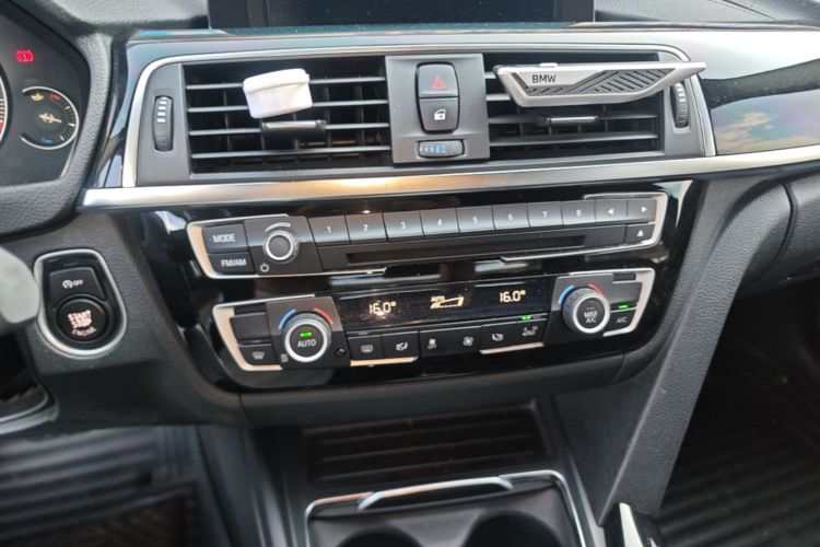 BMW 3 Series 2019 car image #13