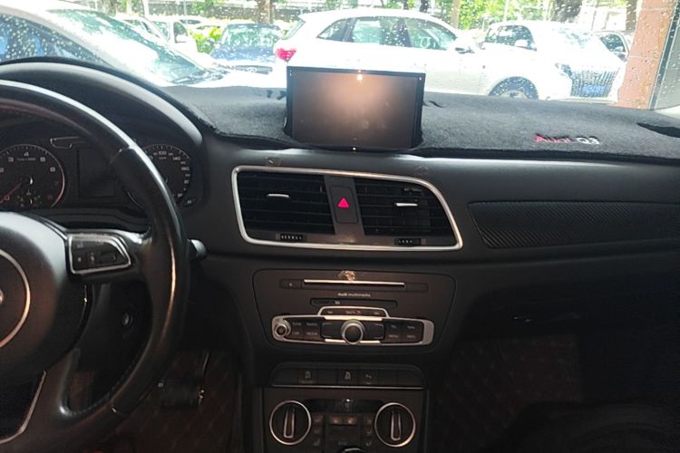 Audi Q3 2017 car image #17
