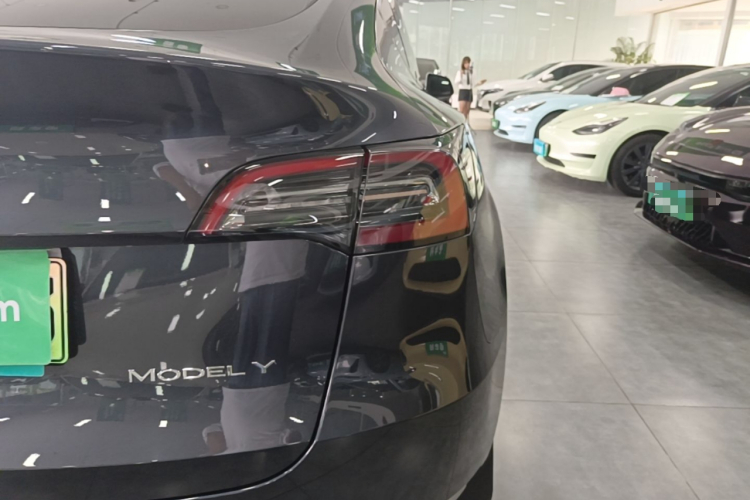 Tesla Model Y 2024 car image #8