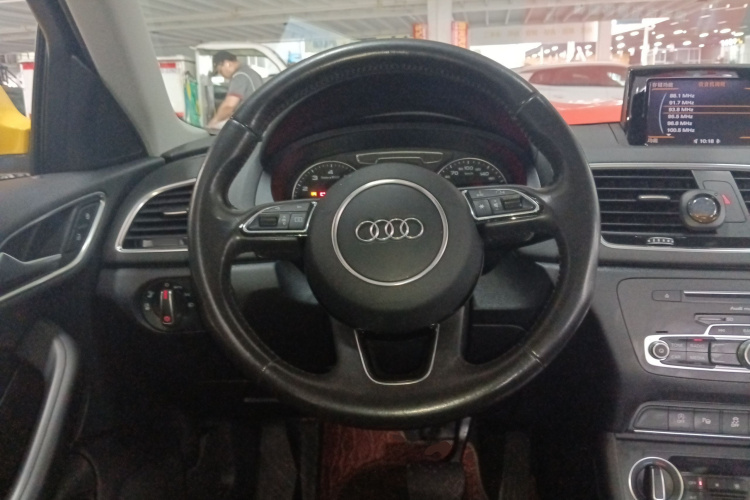 Audi Q3 2016 car image #11