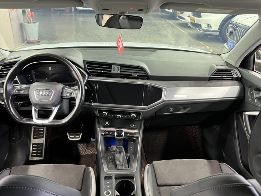 Audi Q3 2021 car image #4