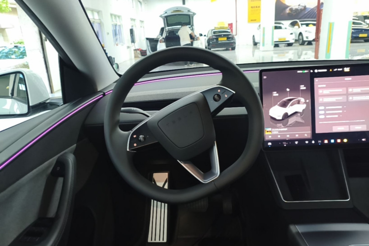 Tesla Model Y 2025 car image #11