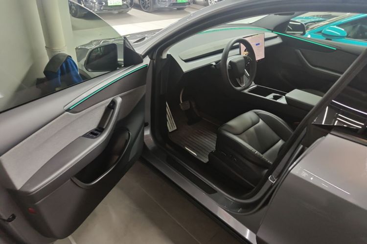 Tesla Model Y 2025 immagine di auto #16