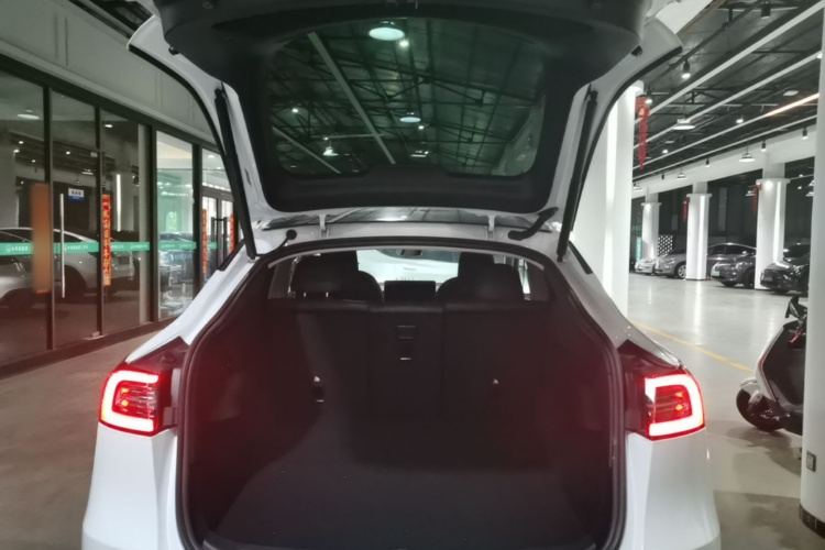 Tesla Model Y 2022 car image #19