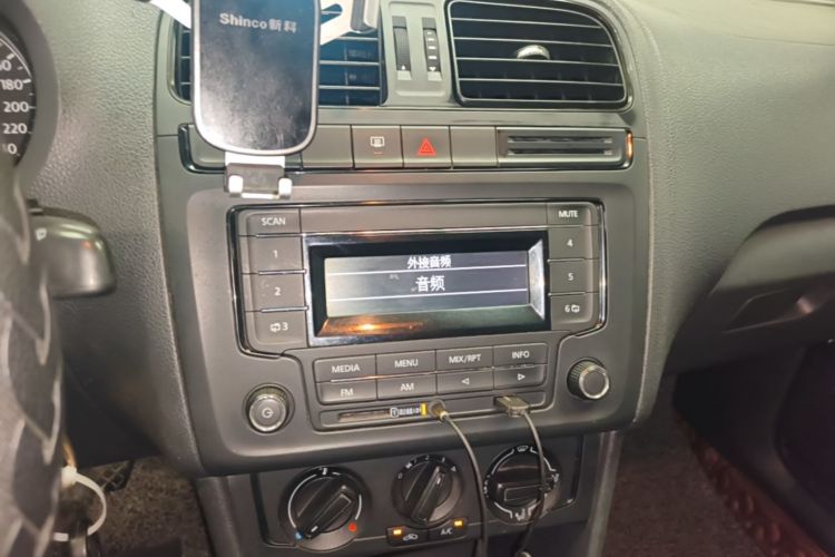 Volkswagen Polo 2015 car image #13