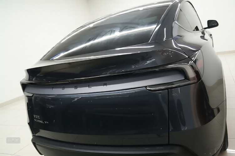 Tesla Model Y 2025 #6 Tesla Model Y 2025 car image #6