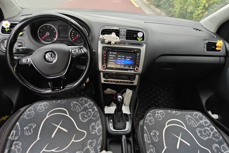 Volkswagen Polo 2015 car image #11
