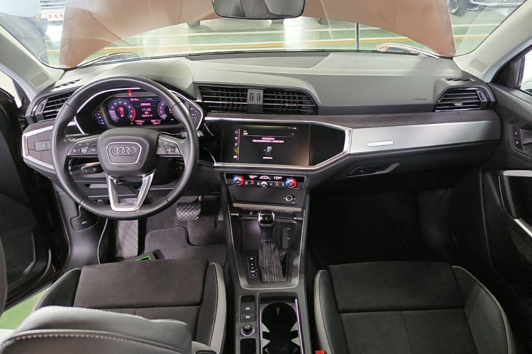 Audi Q3 2019 car image #11