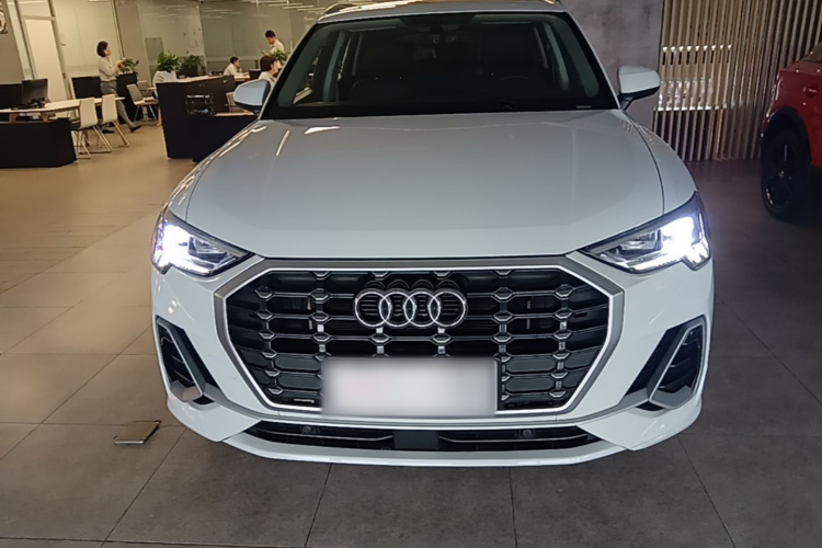 Audi Q3 2021 car image #3
