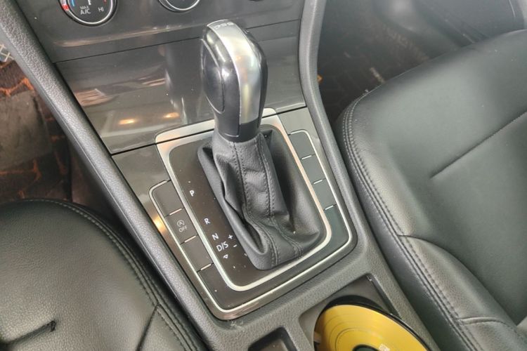 Volkswagen Golf 2018 car image #14