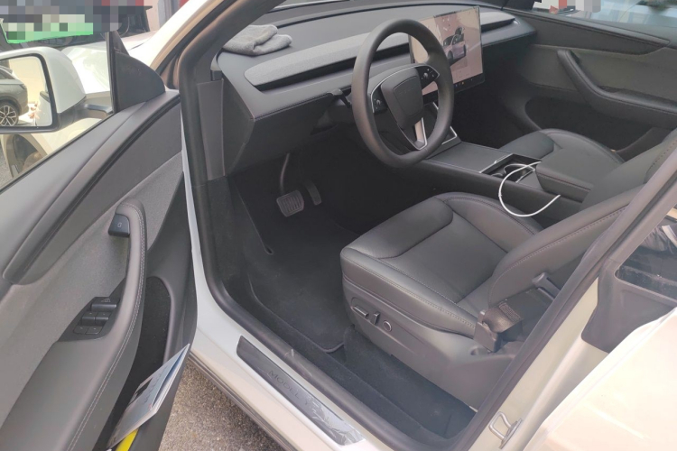 Tesla Model Y 2026 #9 Tesla Model Y 2026 car image #9