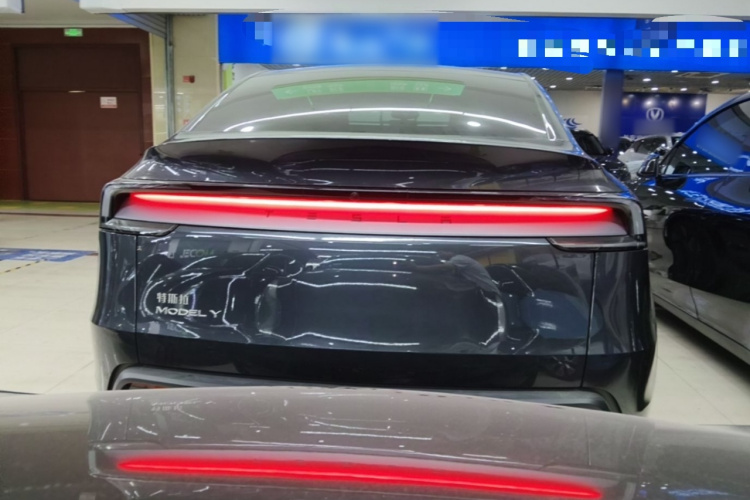 Tesla Model Y 2025 #6 Tesla Model Y 2025 car image #6