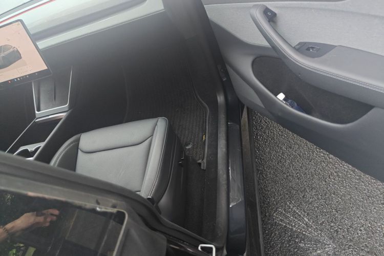 Tesla Model Y 2025 car image #27