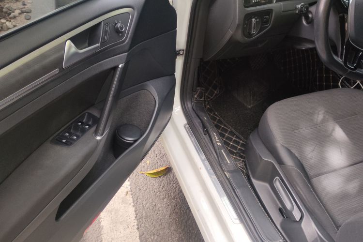 Volkswagen Golf 2017 car image #13