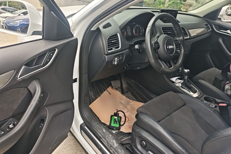 Audi Q3 2018 car image #16