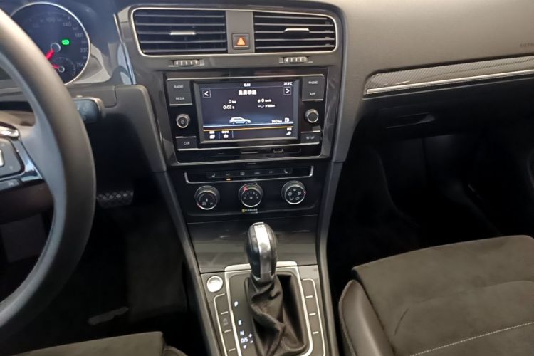 Volkswagen Golf 2018 car image #13