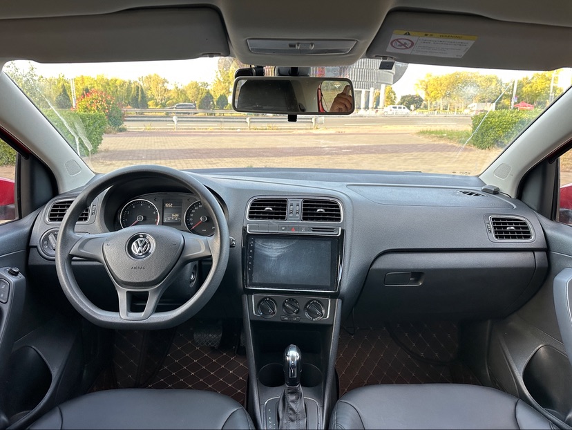 Volkswagen Polo 2015 car image #9