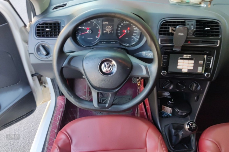 Volkswagen Polo 2015 car image #12