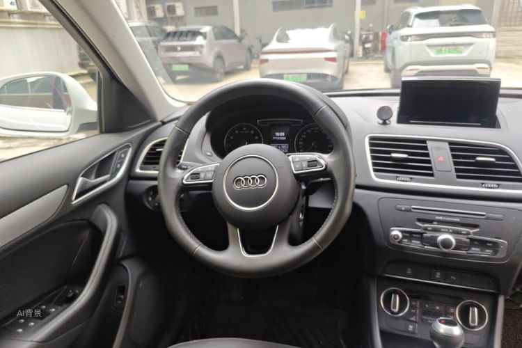 Audi Q3 2019 car image #12