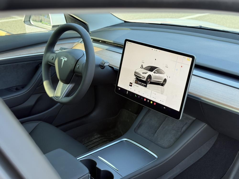 Tesla Model 3 2022 car image #12