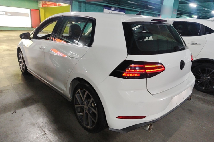 Volkswagen Golf 2020 car image #5