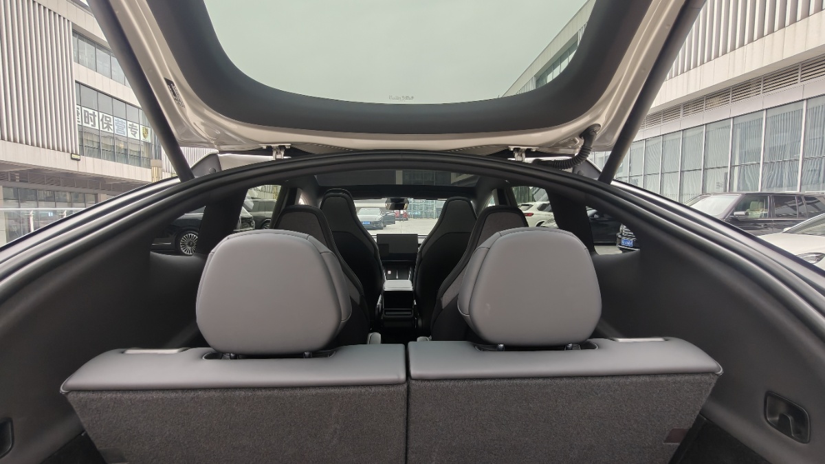 Tesla Model Y L 2026 #6 Tesla Model Y L 2026 car image #6