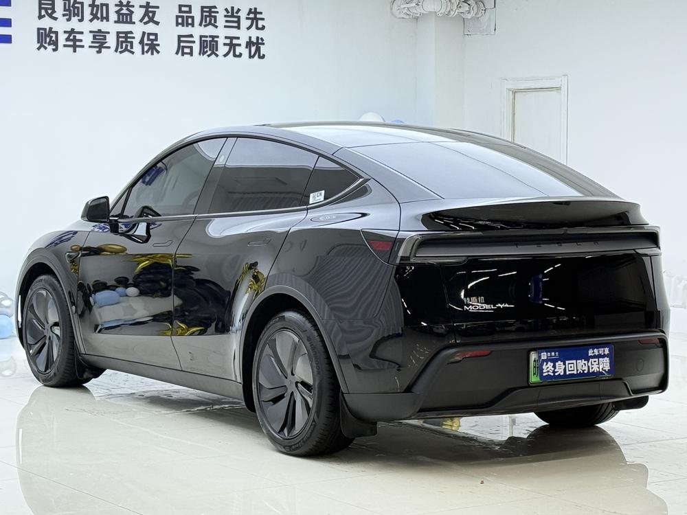 Tesla Model Y 2025 #4 Tesla Model Y 2025 car image #4