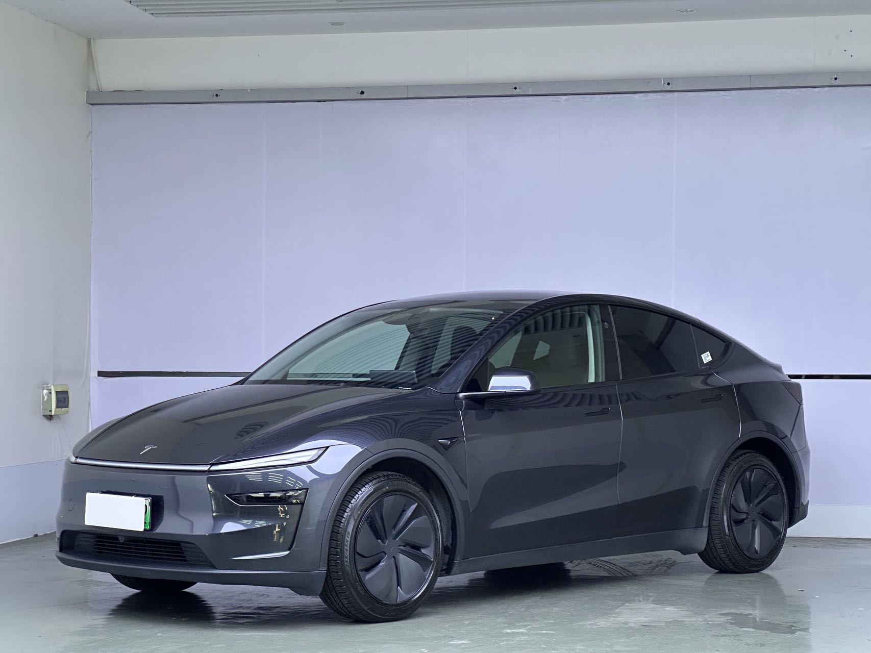 Tesla Model Y 2025 immagine di auto 