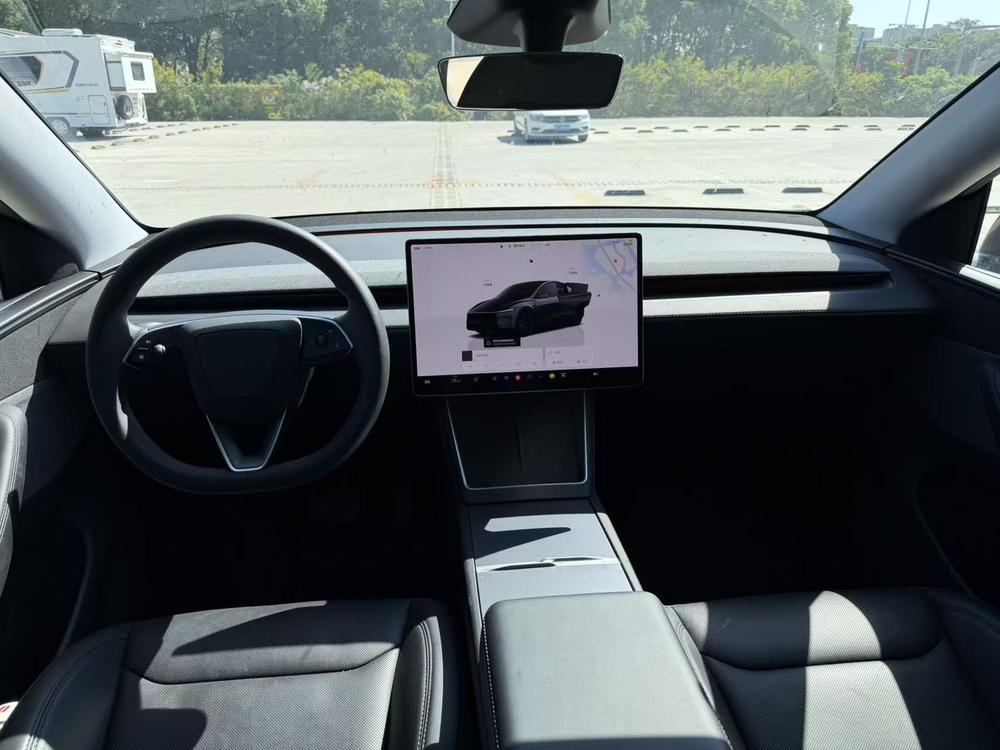 Tesla Model Y 2025 #8 Tesla Model Y 2025 car image #8