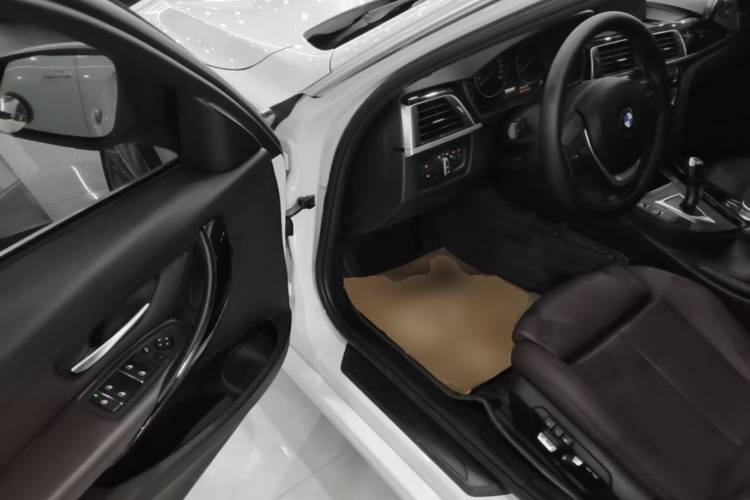 BMW 3 Series 2019 car image #16