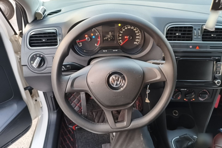 Volkswagen Polo 2016 car image #11