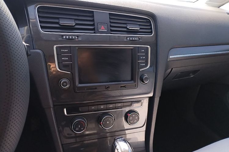 Volkswagen Golf 2017 car image #13