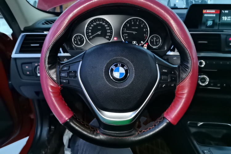 BMW 3 Series 2018 car image #11