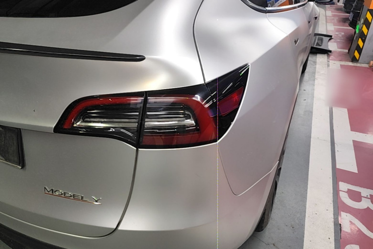 Tesla Model Y 2023 car image #8